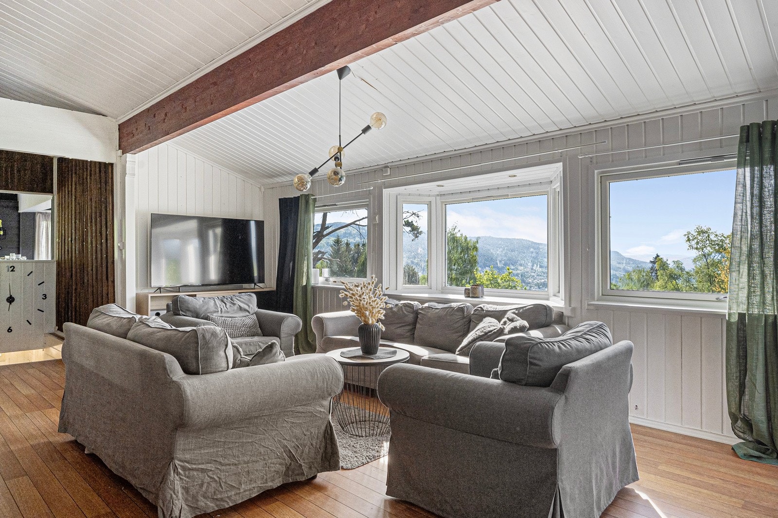 Store vindusflater gir rikelig med naturlig lys Galleribilde