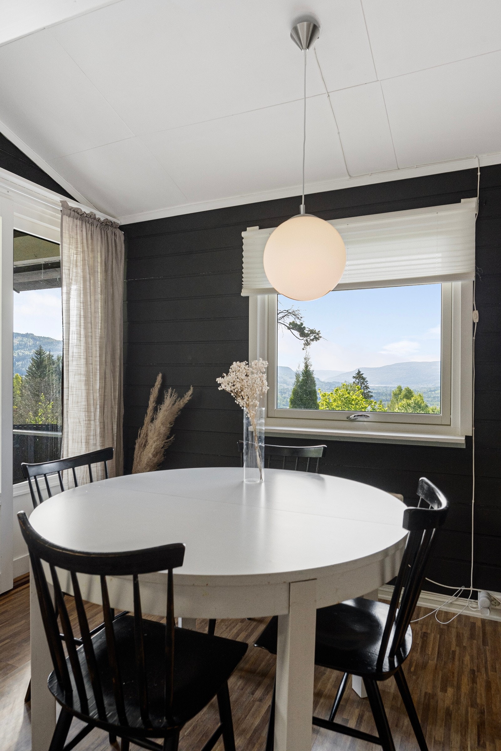 Det er også god plass til spisebord Galleribilde