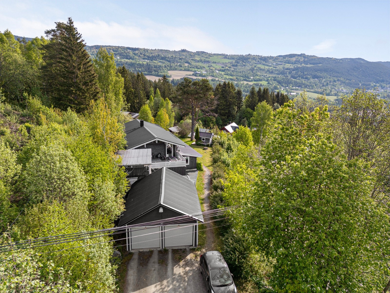 Eiendommen ligger i et område med etablert boligbebyggelse og landbrukseiendommer ca. 2 km fra sentrum av Landsbyen Dokka Galleribilde