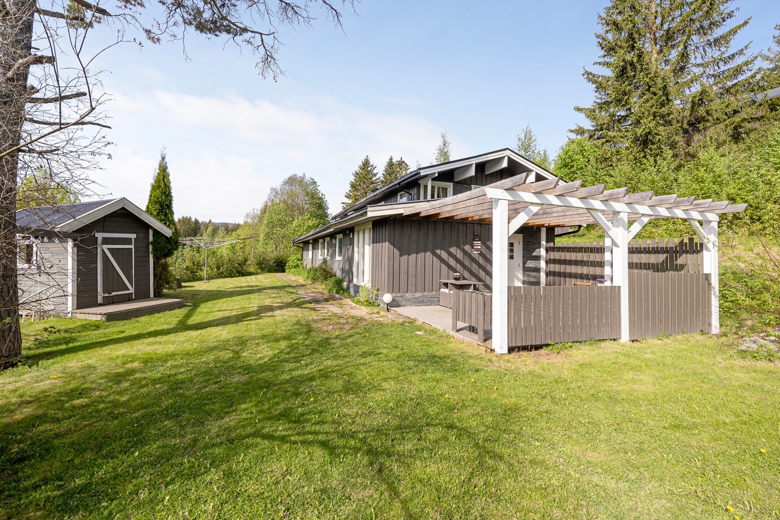 Tomt på 1 497 m2 opparbeidet med plen og diverse beplantning Galleribilde