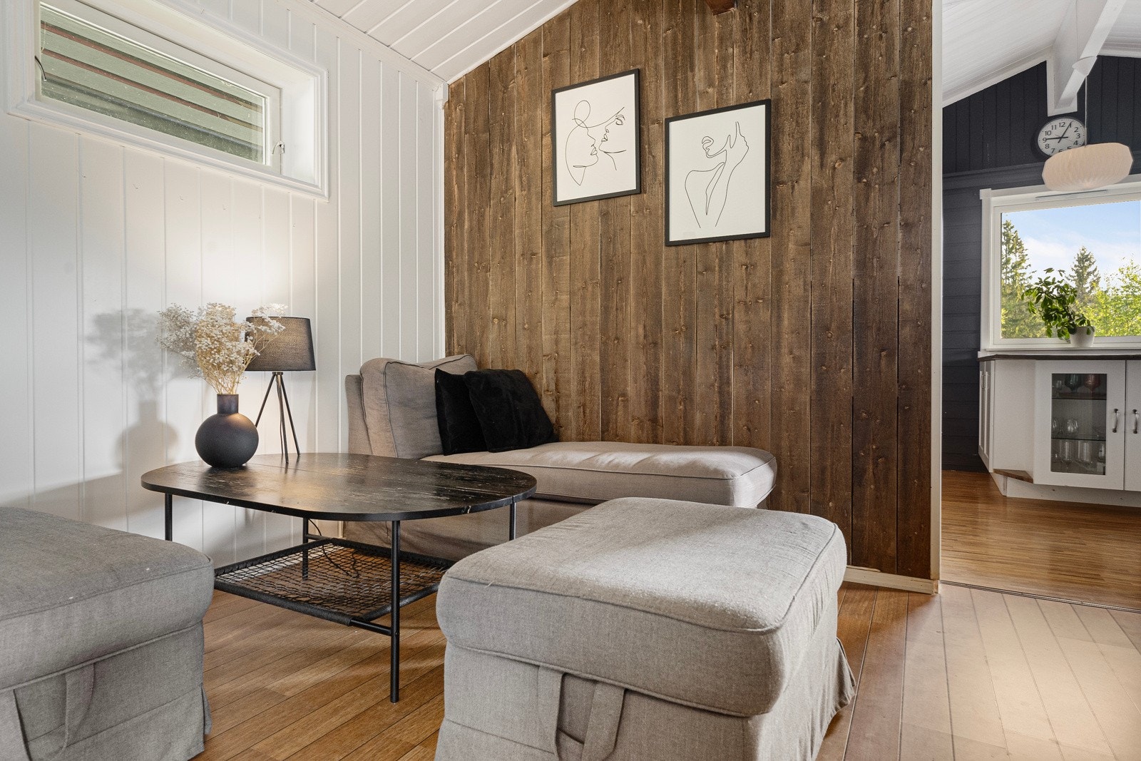 Skipsgulv, MDF-plater på veggene og malte plater i himlingen skaper en lun og stilfull atmosfære Galleribilde