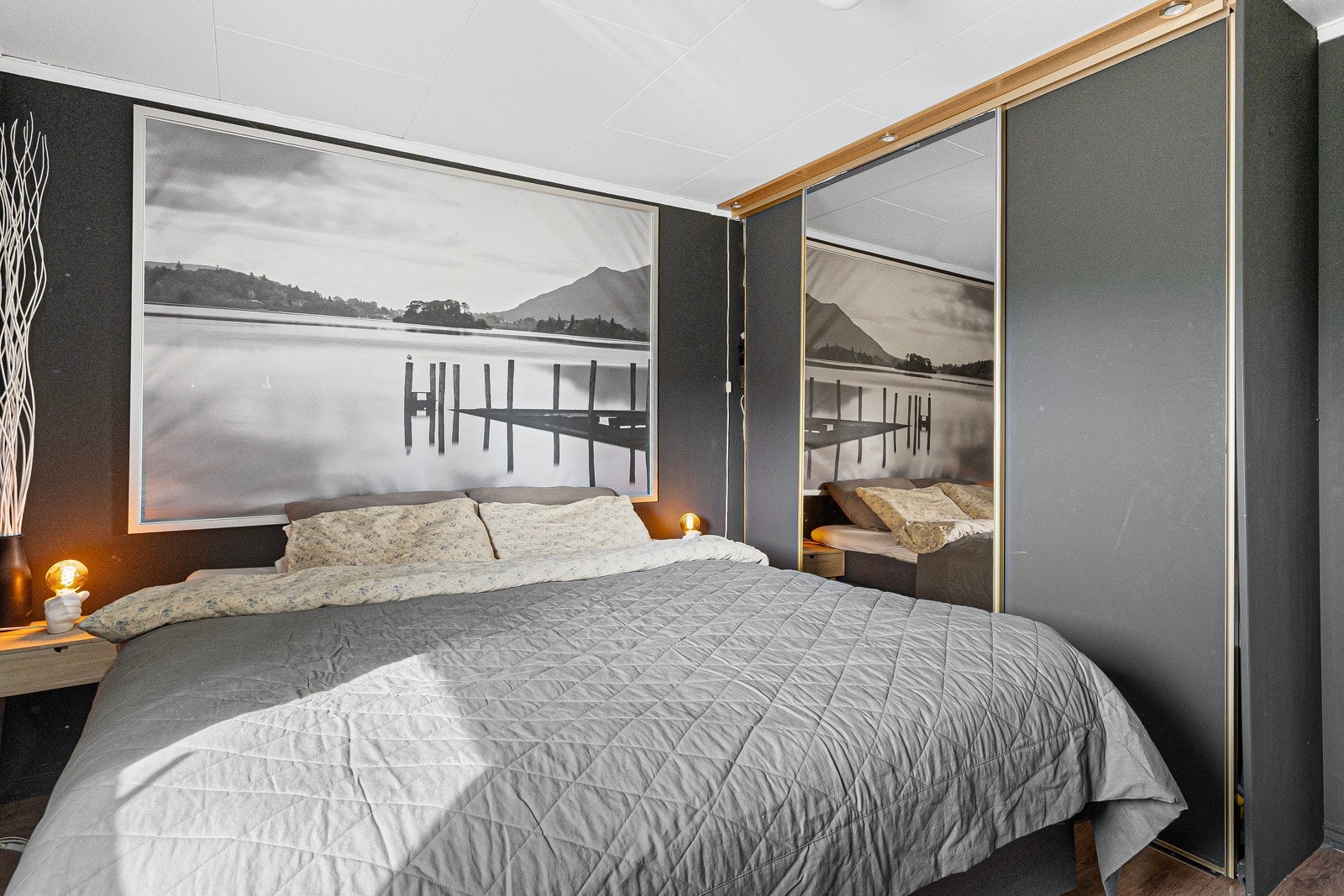 Underetasjen byr på en romslig gang, teknisk bod, lekkert bad og hele fire gode soverom Galleribilde