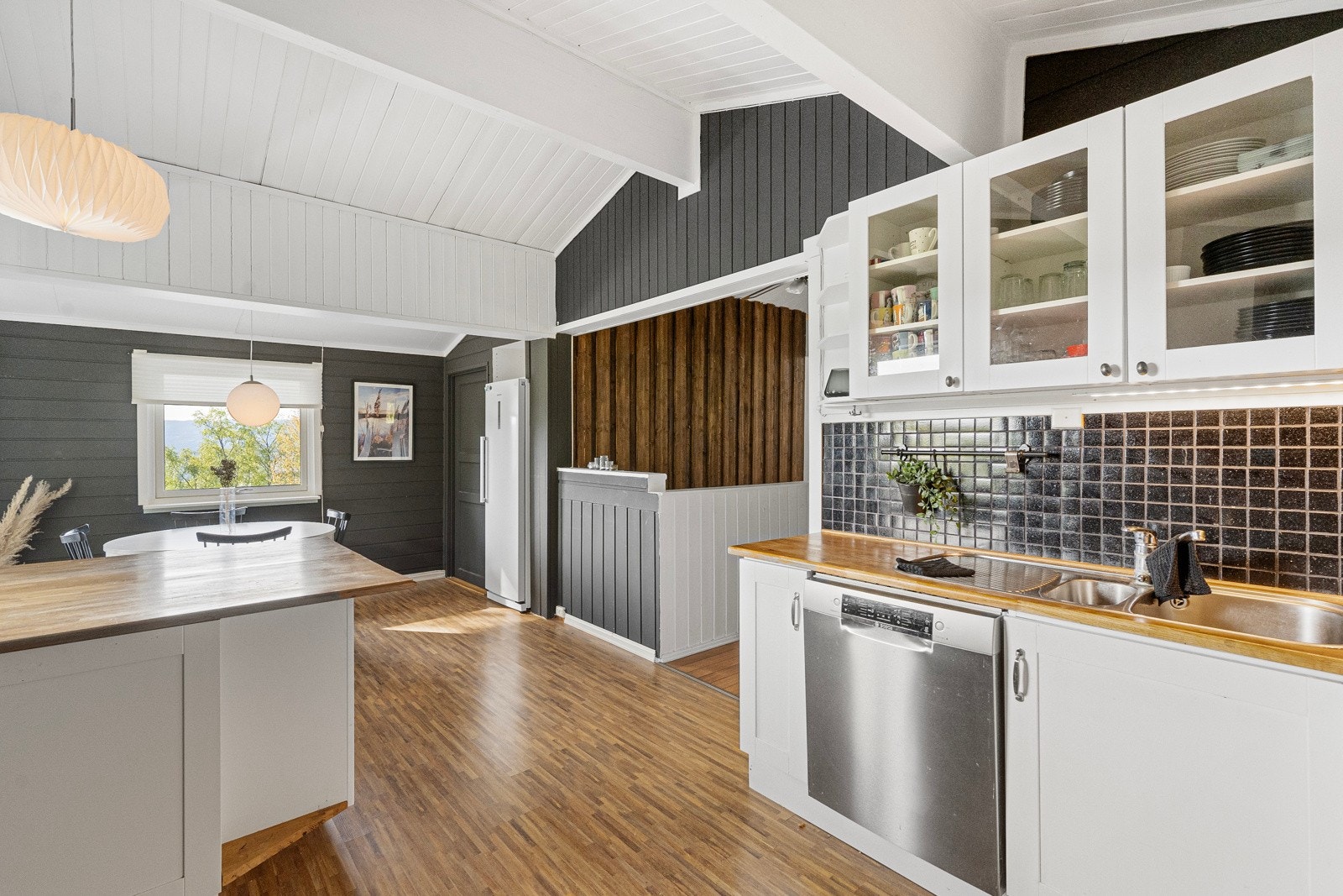 I tilknytning kjøkkenet er det også en bod gir ekstra lagringsplass som er ideelt for fryser og kjøkkenutstyr etc. Galleribilde