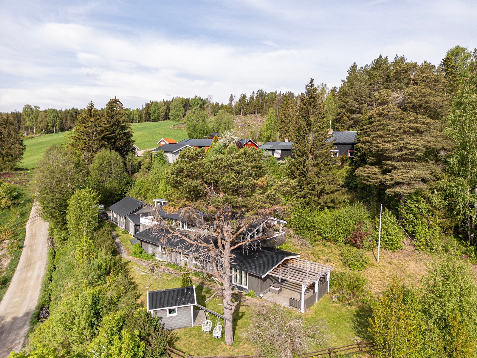 Eiendommen ligger ikke langt fra Dokkaelva, med bade- og fiskemuligheter Galleribilde