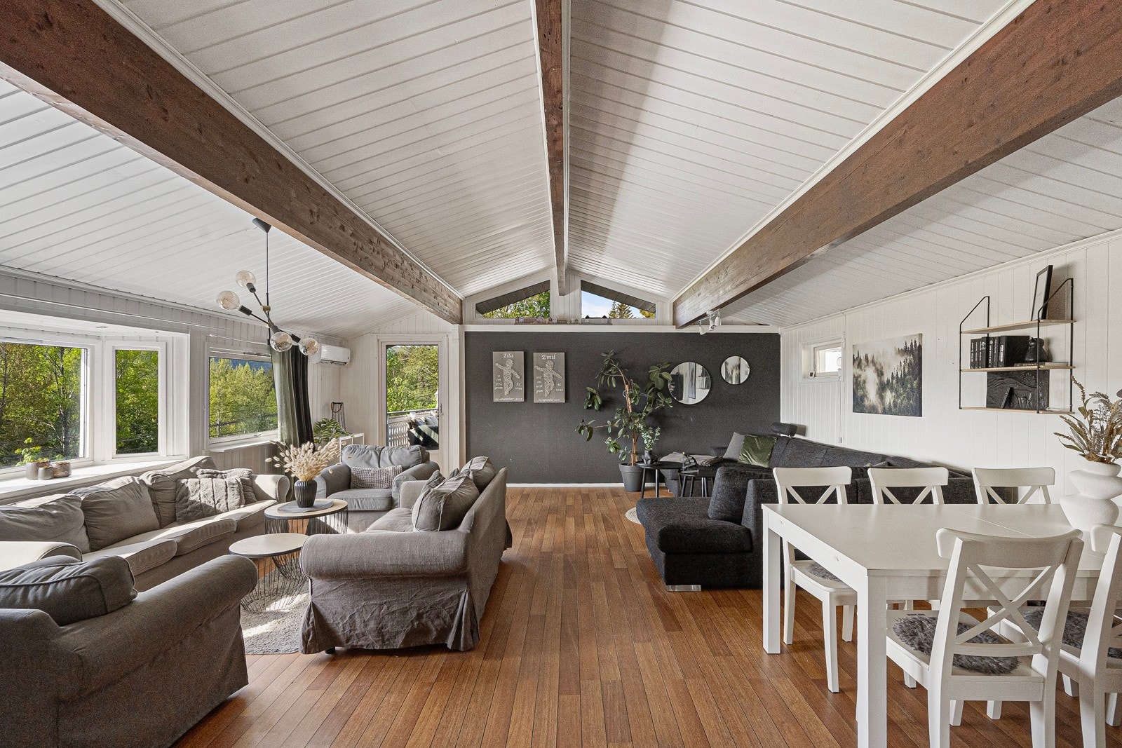 Stuen ble oppgradert i 2023 og har fått nye, smakfulle farger på veggene Galleribilde