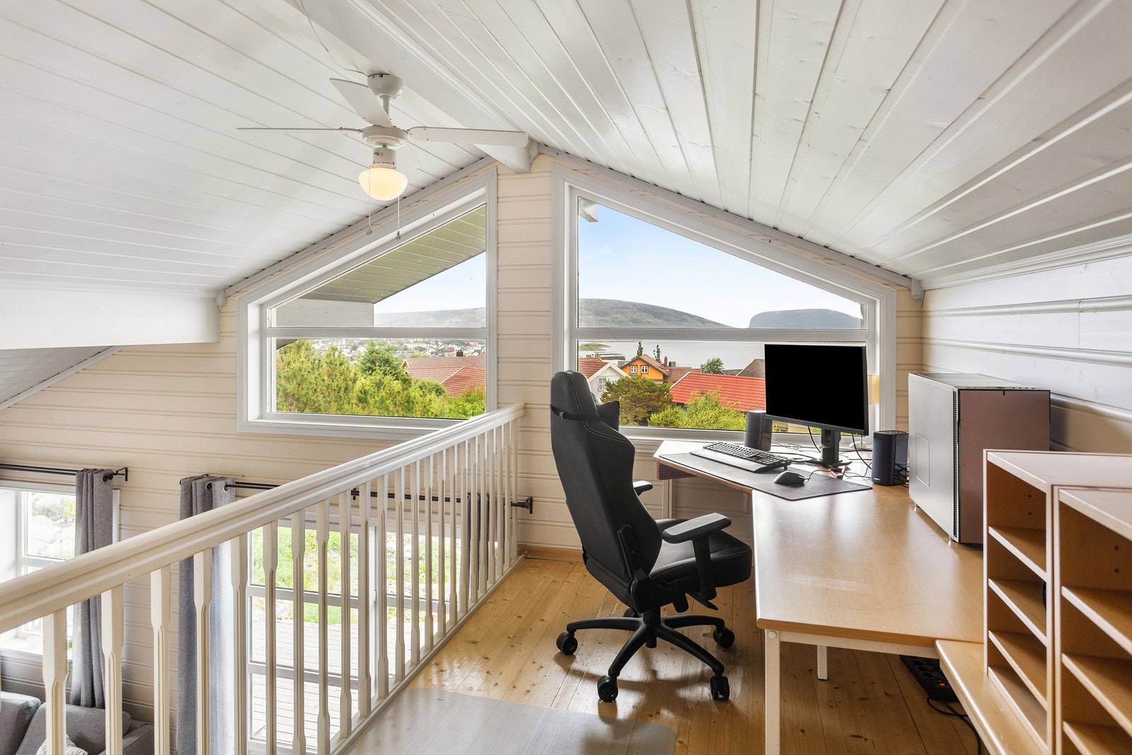 I åpen løsning mot stuen er loftet innredet som kontor på 8 kvm. Galleribilde
