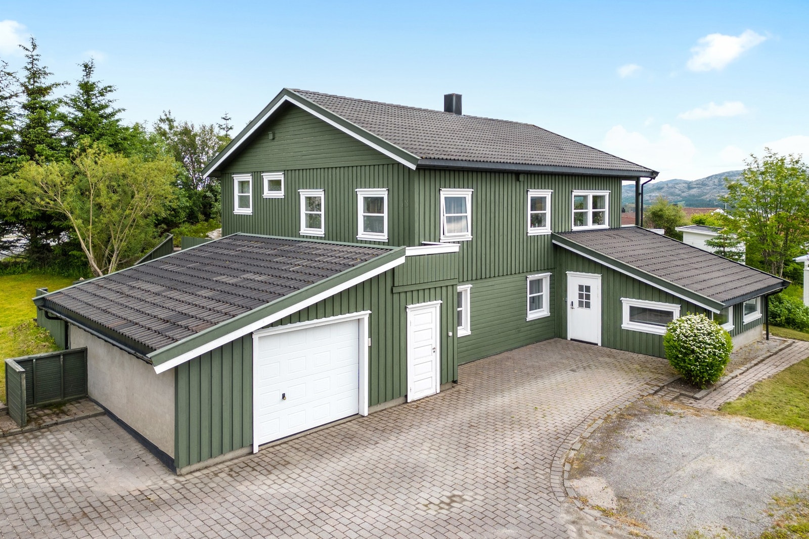 Steinbelagt gårdsplass gir et godt førsteinntrykk av eiendommen. Galleribilde