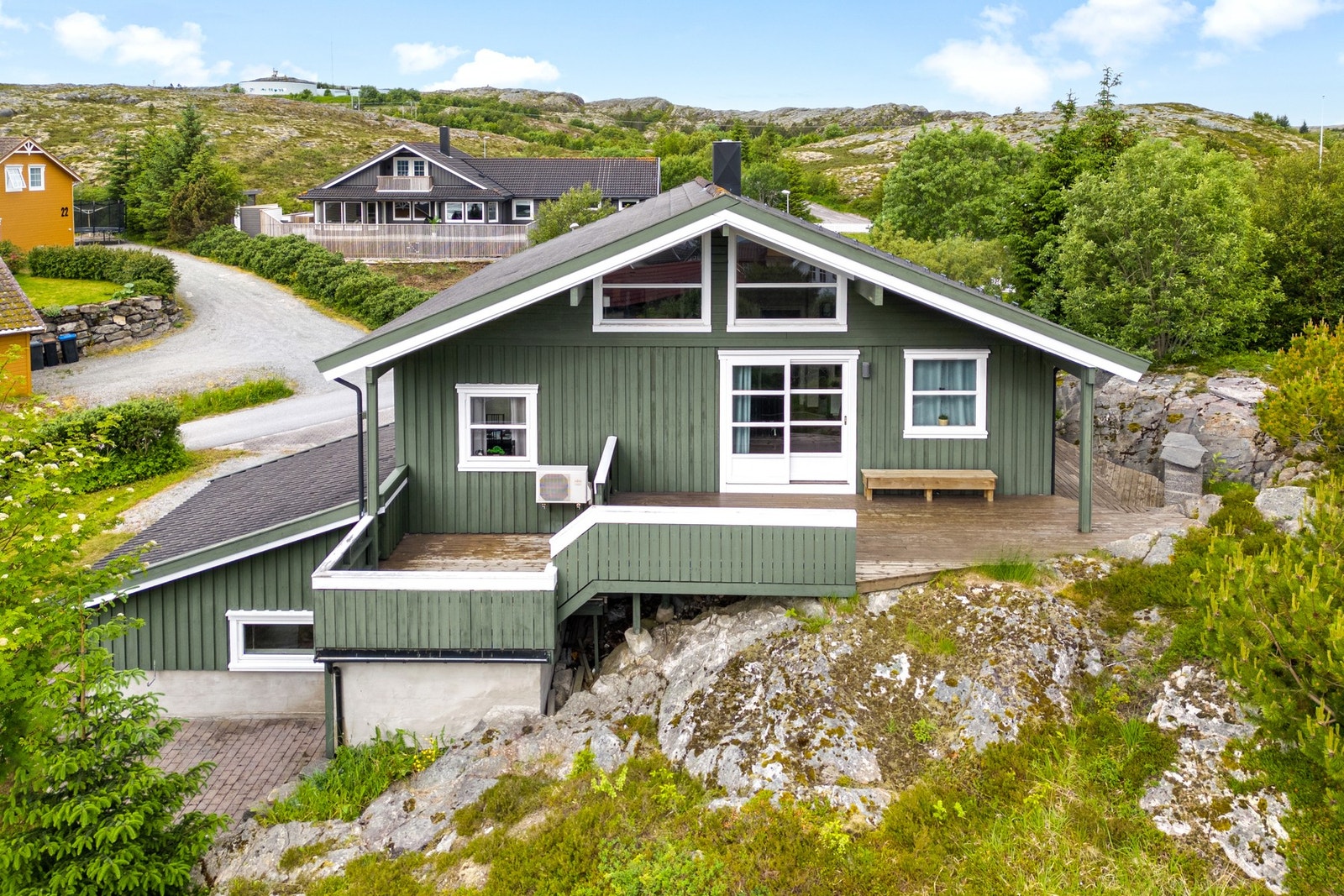 Terrassen grenser mot naturtomt. Galleribilde
