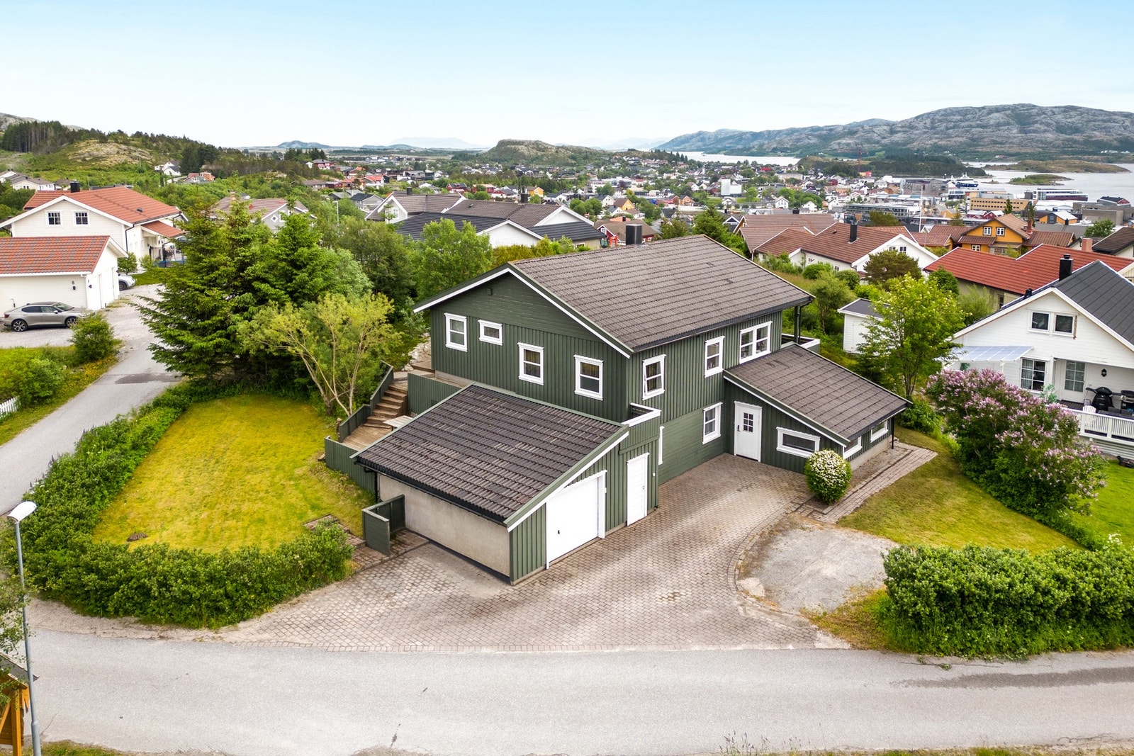 Vedlikeholdt enebolig med garasje og steinbelagt gårdsplass. Galleribilde