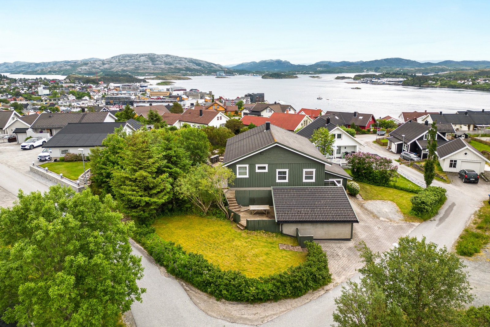 Trær og busker som skjermer for innsyn mot uteområdene. Galleribilde