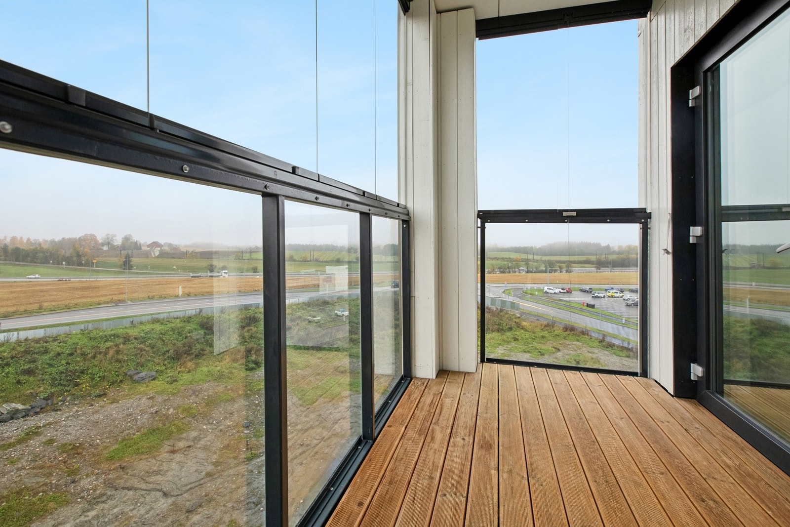 Balkongen er vendt mot sydvest og har gode solforhold. Galleribilde