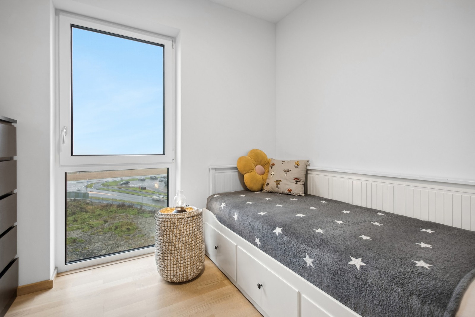 Stort vindu som gir rommet en romslig følelse. Galleribilde