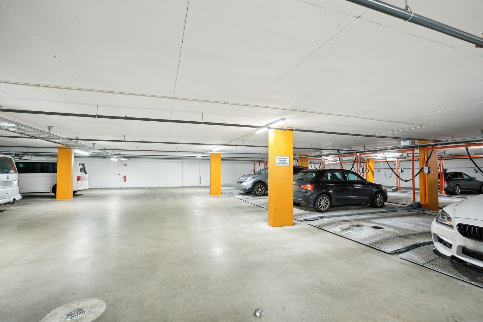 Det medfølger garasjeplass til leiligheten. Det går heis fra kjeller og opp til leiligheten. Galleribilde