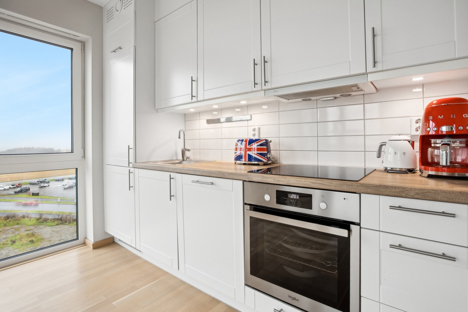 Kjøkkenet har alle hvitevarer integrert og gir et moderne inntryk. Galleribilde