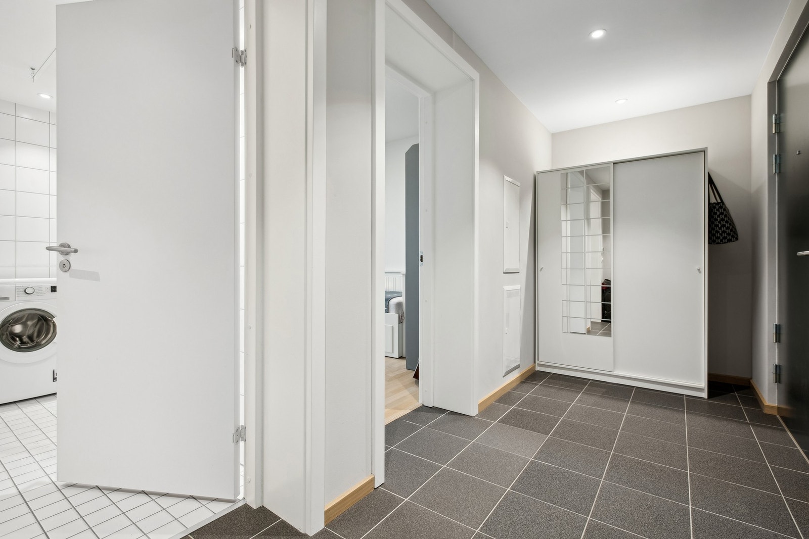 Flislagt inngangsparti med garderobeskap og god plass til sko. Galleribilde