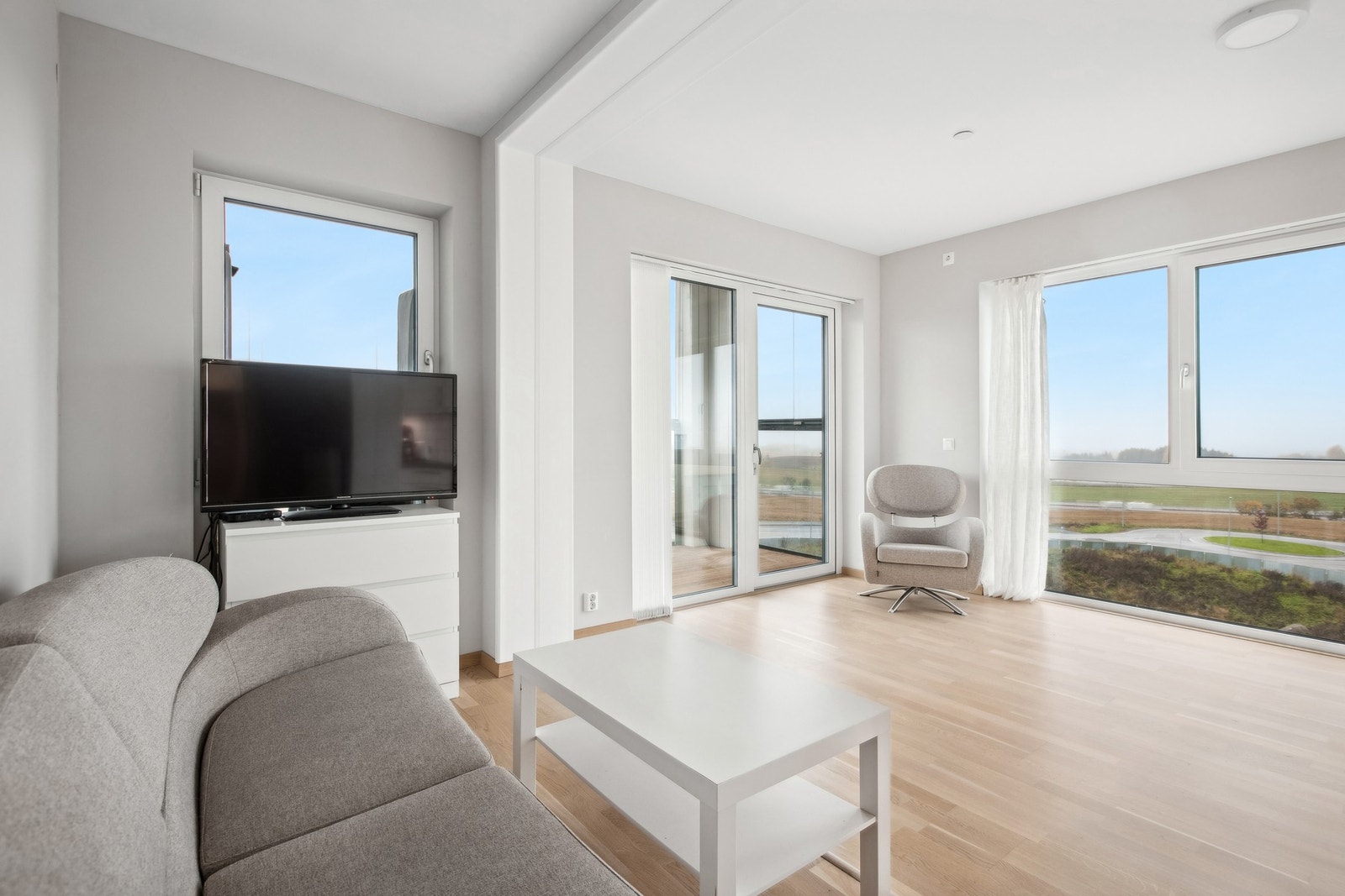 Stuen byr på flere store vindusflater som gir rikelig med lysmengde inn i rommet, samtidig som man kan nyte utsikten fra 6. etasje. Galleribilde