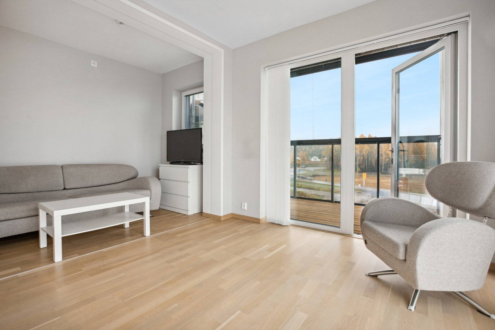 Stuen har plass til sofa, stuebord, tv og benk. Galleribilde