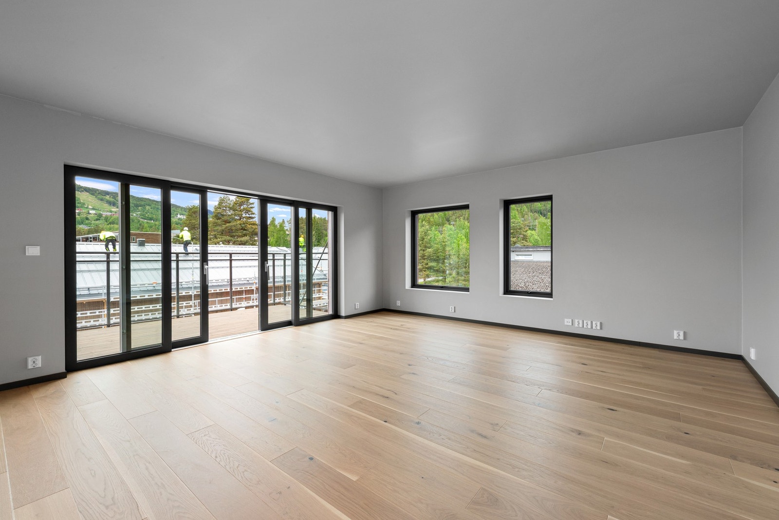 Stor og åpen stue med enkel utgang til balkongen. Galleribilde