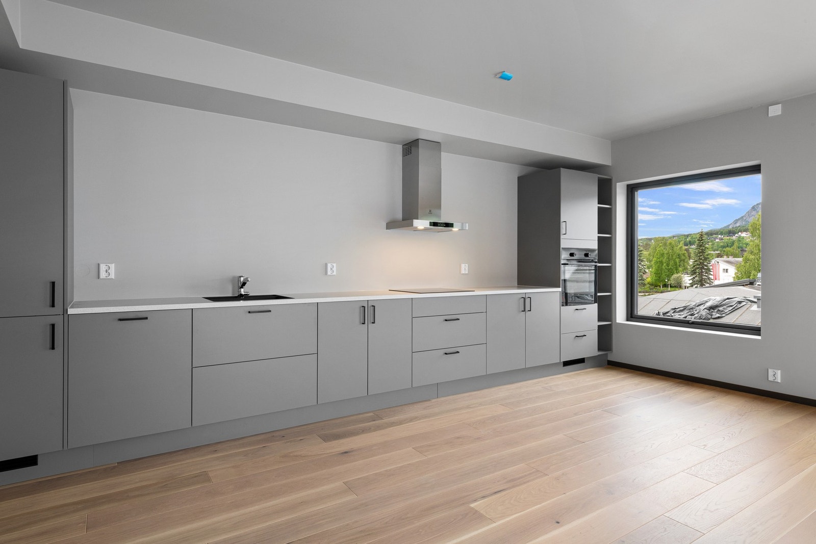 Stort og åpent kjøkken med glatte fronter. Galleribilde