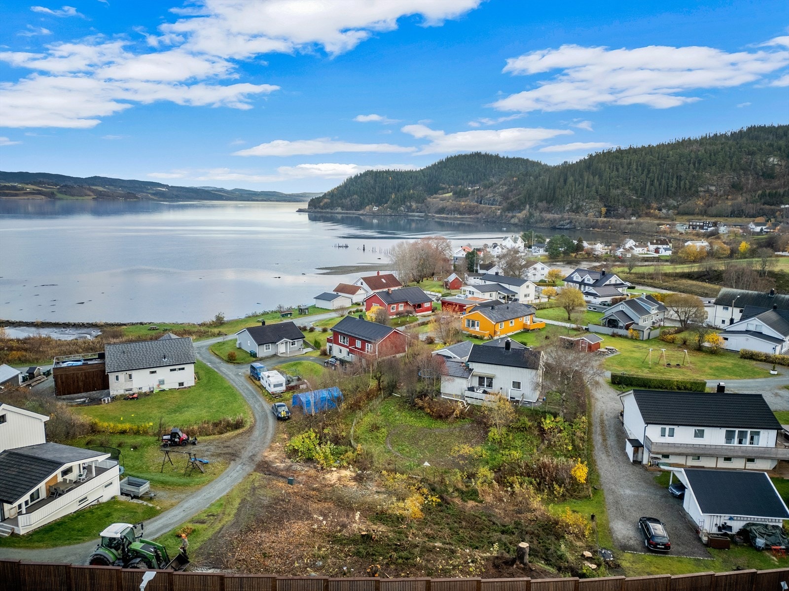 Fra tomten har man en nydelig utsikt ut mot fjorden. Galleribilde