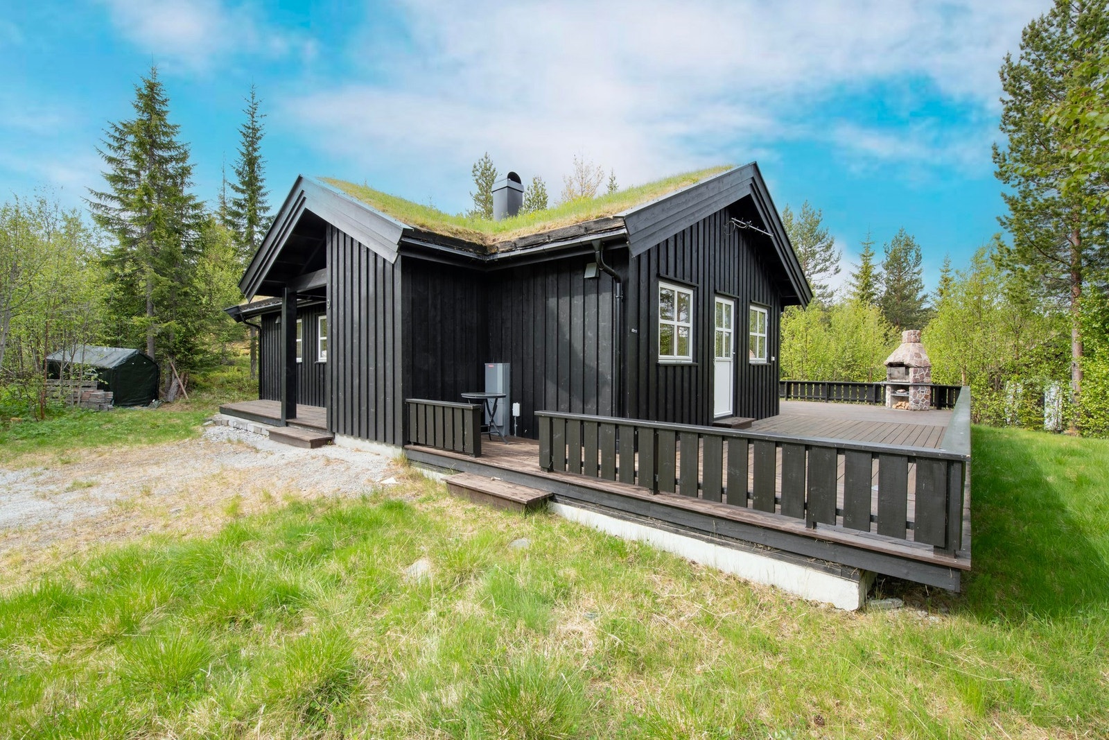 Uteområdet kan nytes maksimalt, og med stor veranda på 76 kvm kan man få plass til flere sittegrupper. Galleribilde