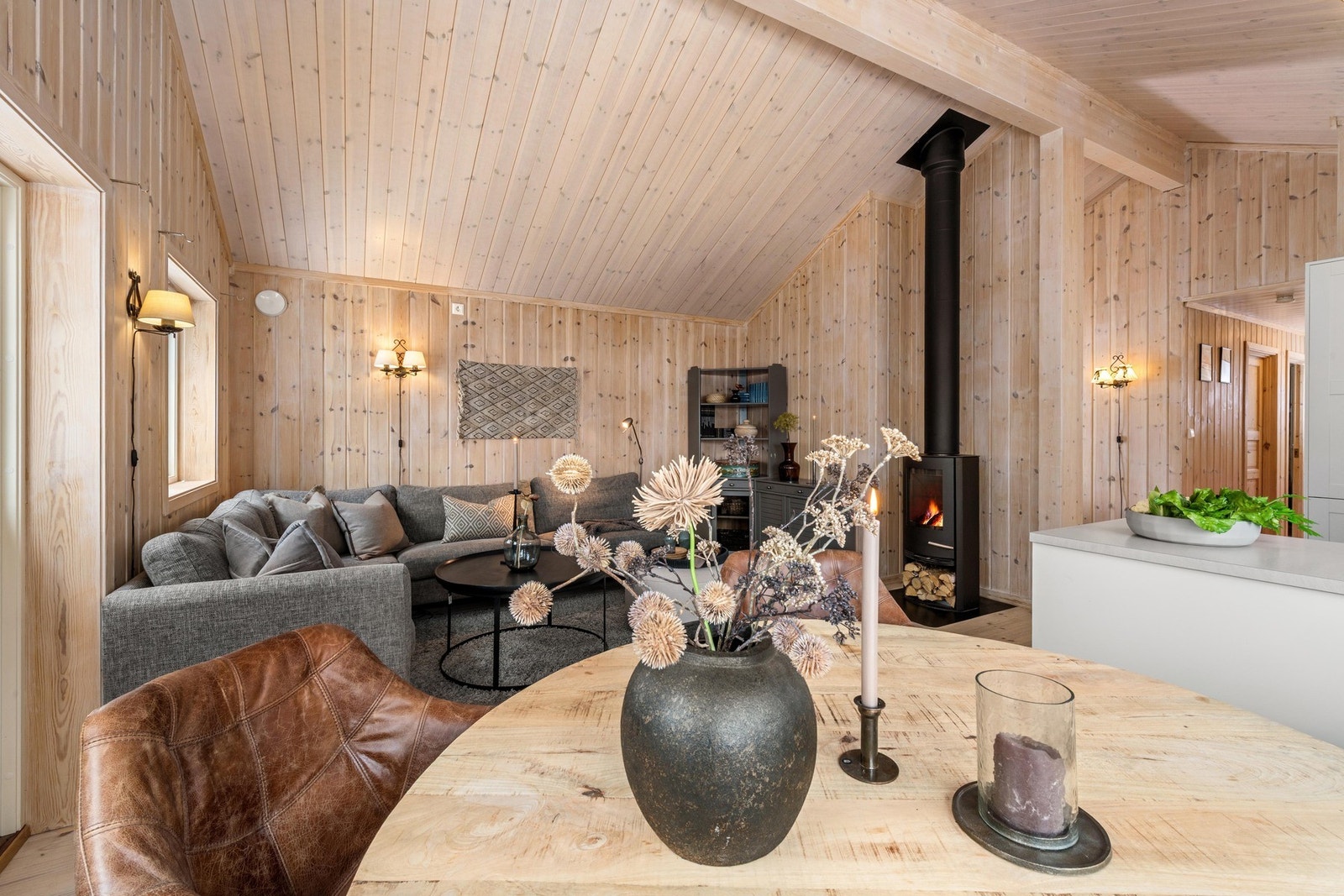 Åpen løsning gjør rommet ekstra sosialt og hyggelig. Galleribilde