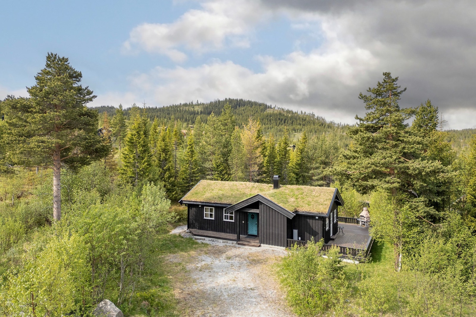 Hytta har en snø og solsikker beliggenhet. Galleribilde