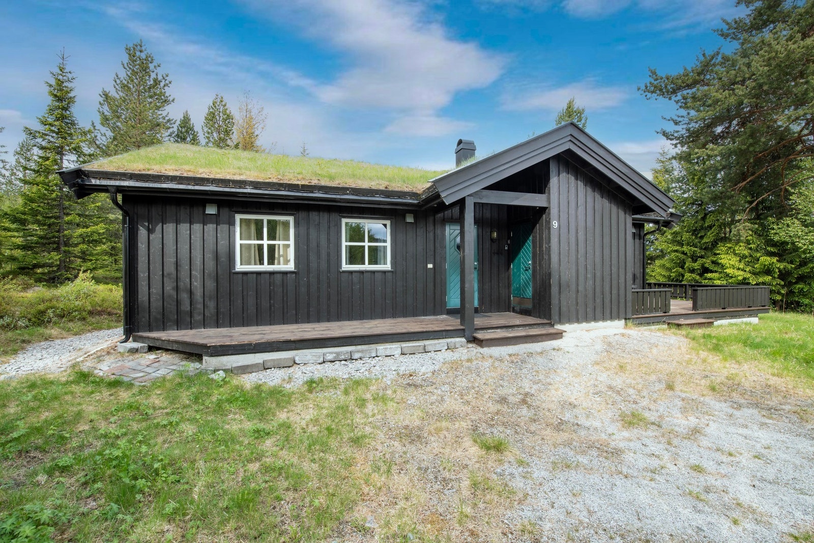 Inngangspartiet er delvis overbygget og har en mindre veranda. Utvendig bod ved inngangen. Galleribilde