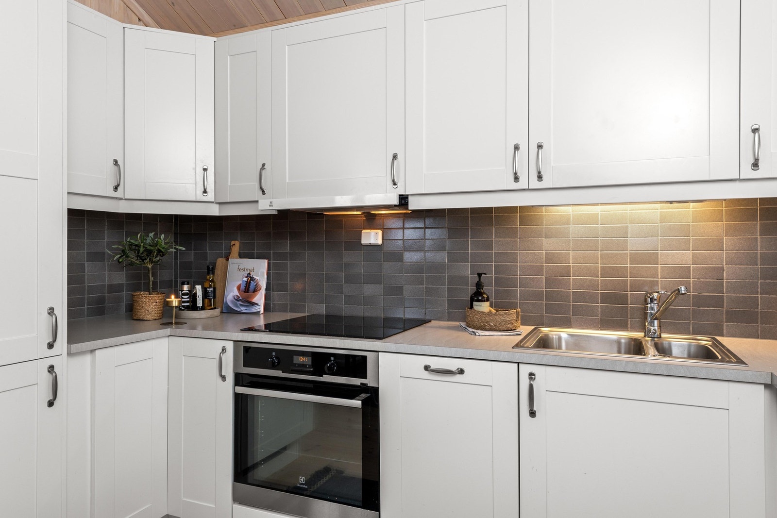 Kjøkkenet har integrerte hvitevarer. Galleribilde