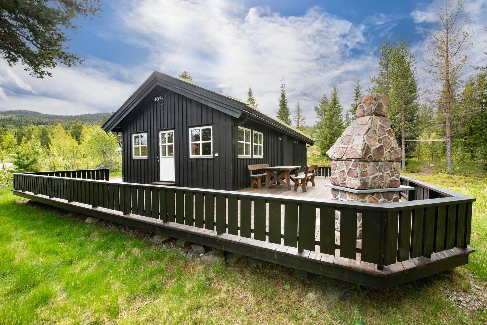 Hytta har en stor veranda med god plass til flere sittegrupper. Galleribilde