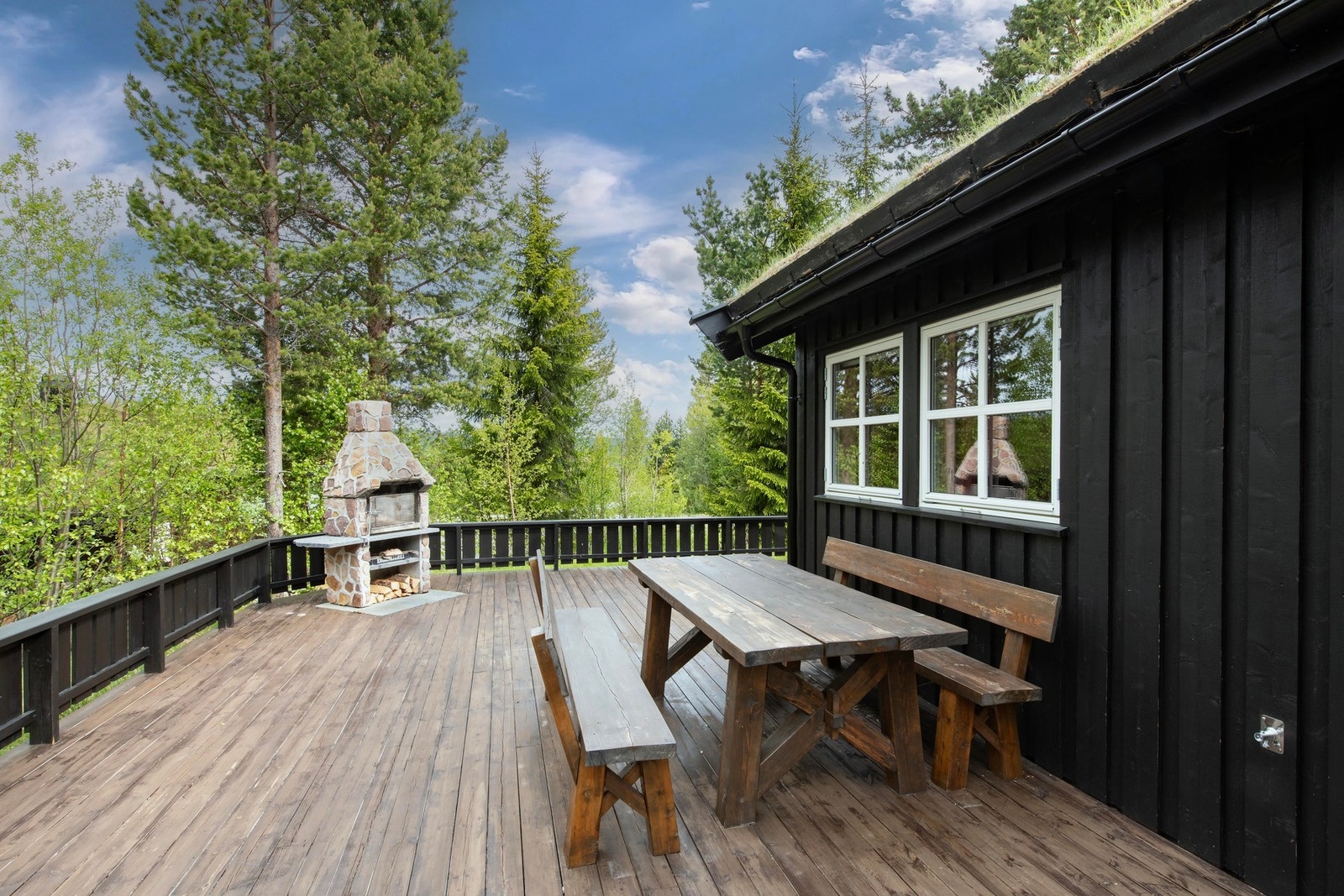 På verandaen er det en utegrill/ peis. Perfekt for å grille året rundt. Galleribilde