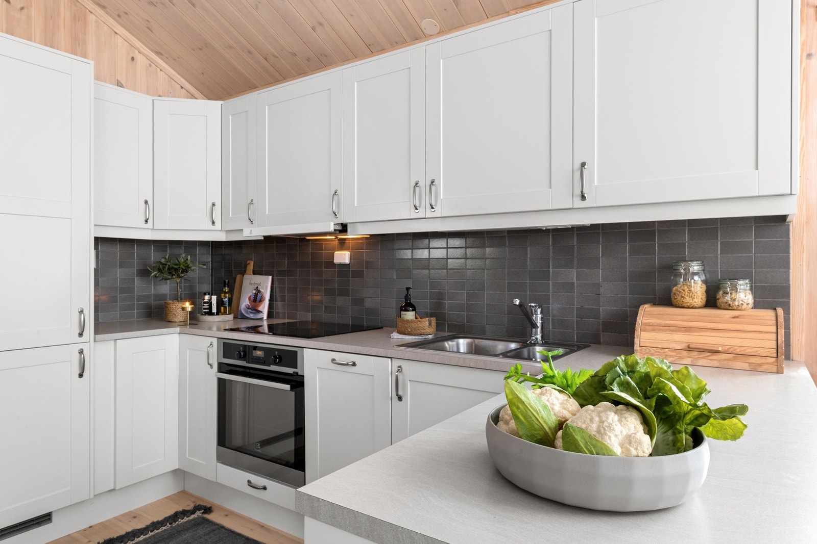 Masse av skap og benkeplass for matlaging og oppbevaring. Galleribilde