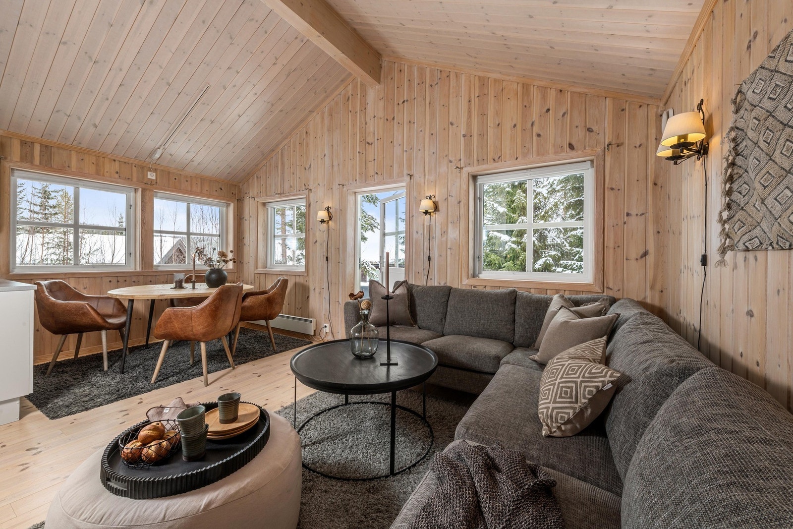 Enkel utgang til verandaen. Rommet har flere vinduer som gir fint lys inn i stuen/ kjøkkenet. Galleribilde