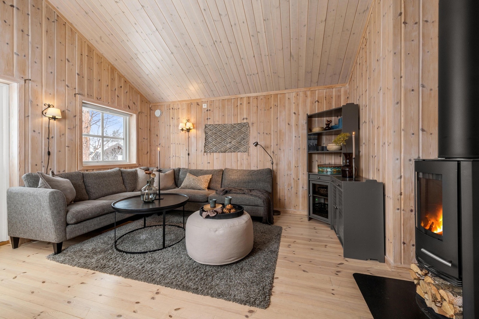 Stuen har røstet tak noe som gir rommet en luftig følelse. Galleribilde