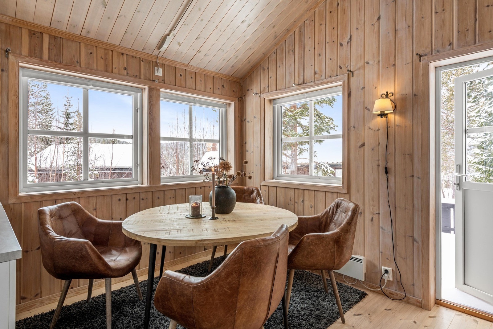 Spisegruppe omringet av vinduer. Galleribilde