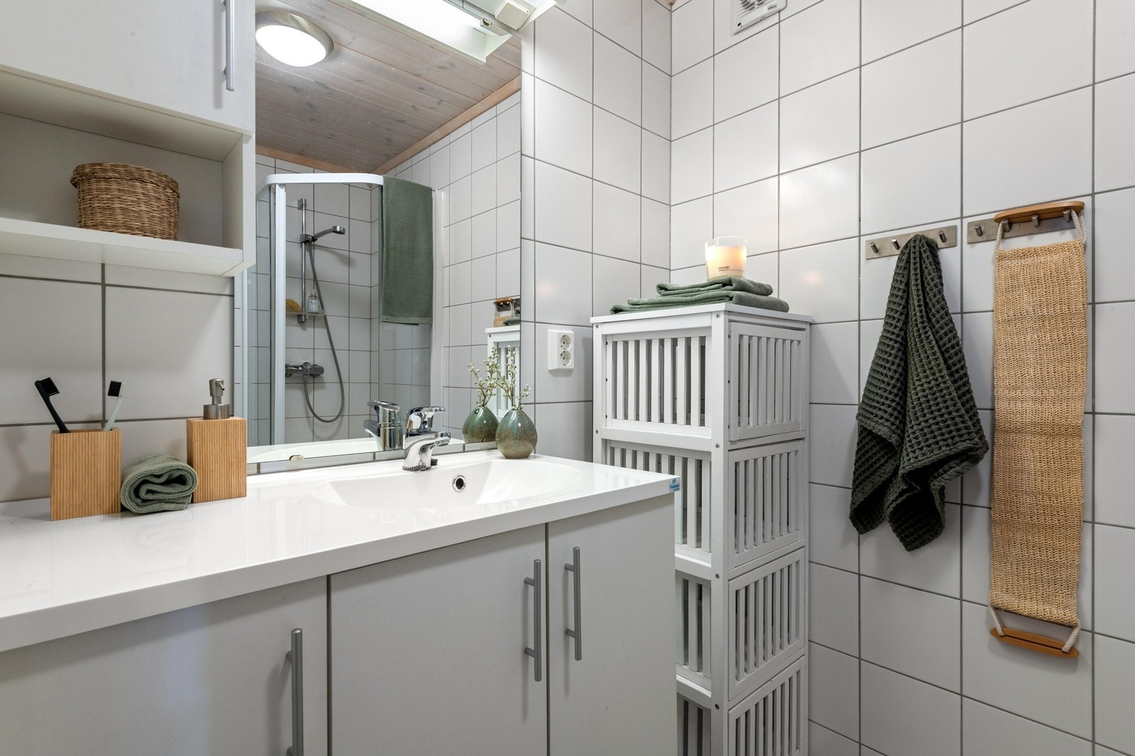 Badet er romslig og har bra med skapplass. Galleribilde