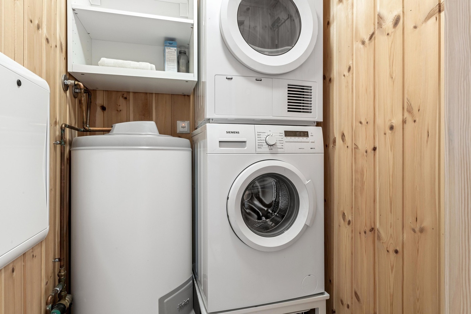Teknisk rom/ bod med opplegg for vaskemaskin Galleribilde