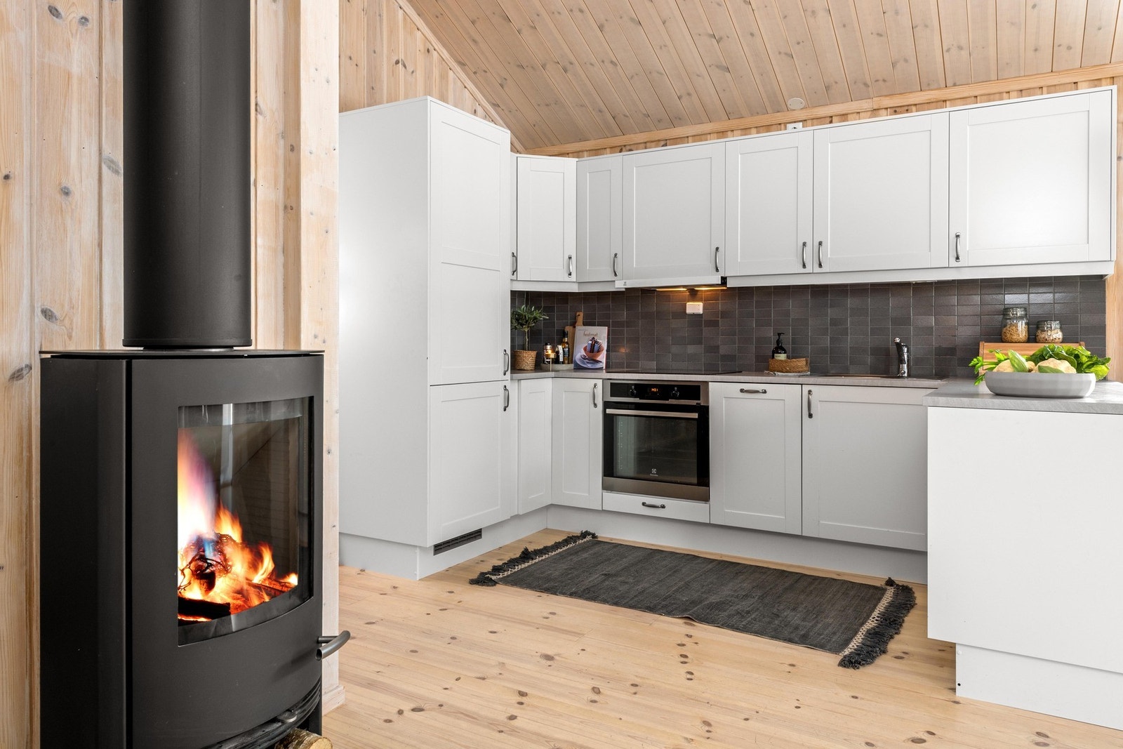 Stort kjøkken med glatte, lyse fronter. Galleribilde