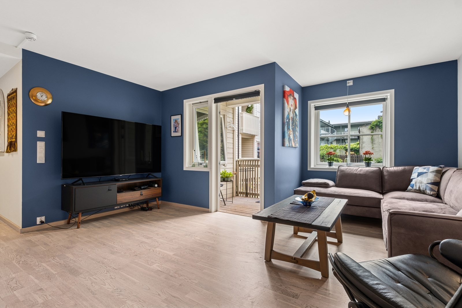 Stuen er av god størrelse med utgang til egen balkong. Galleribilde