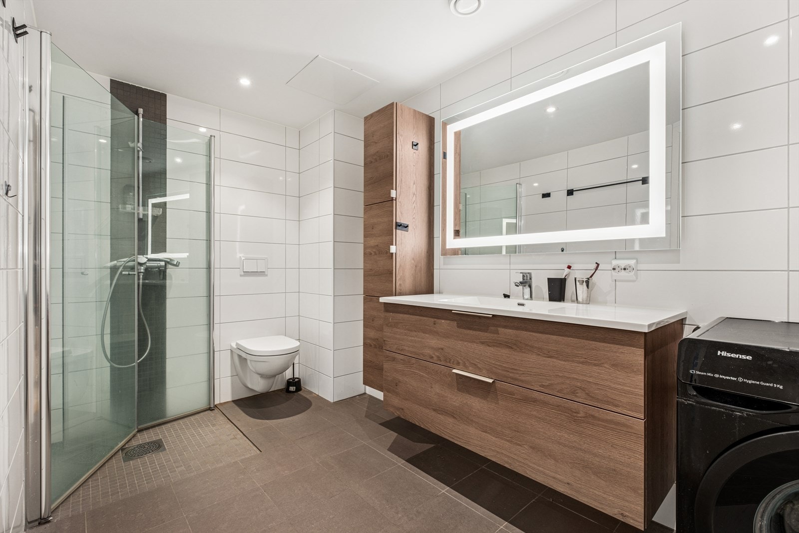 Baderom med spotbelysning og dusjhjørne Galleribilde