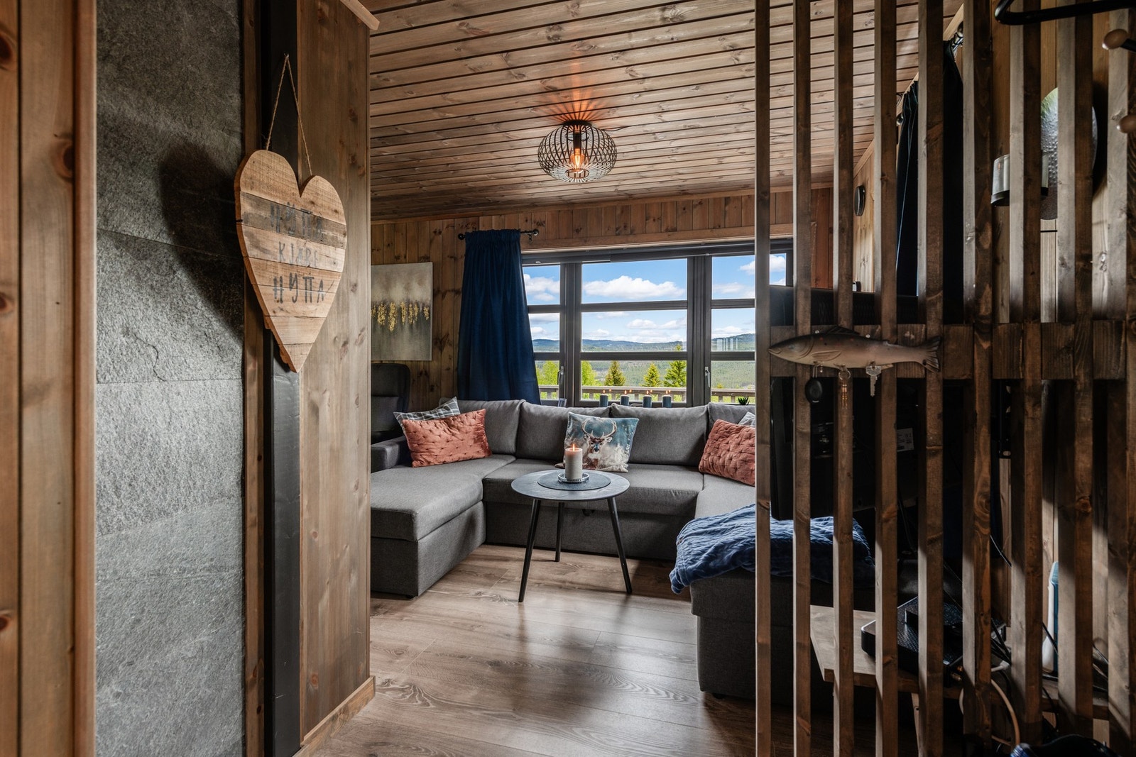 VIdere inngang til stuen. Galleribilde