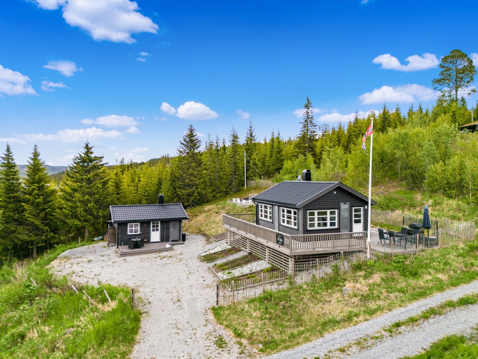 Flott eiendom med hytte, anneks og utvendig bod. Galleribilde