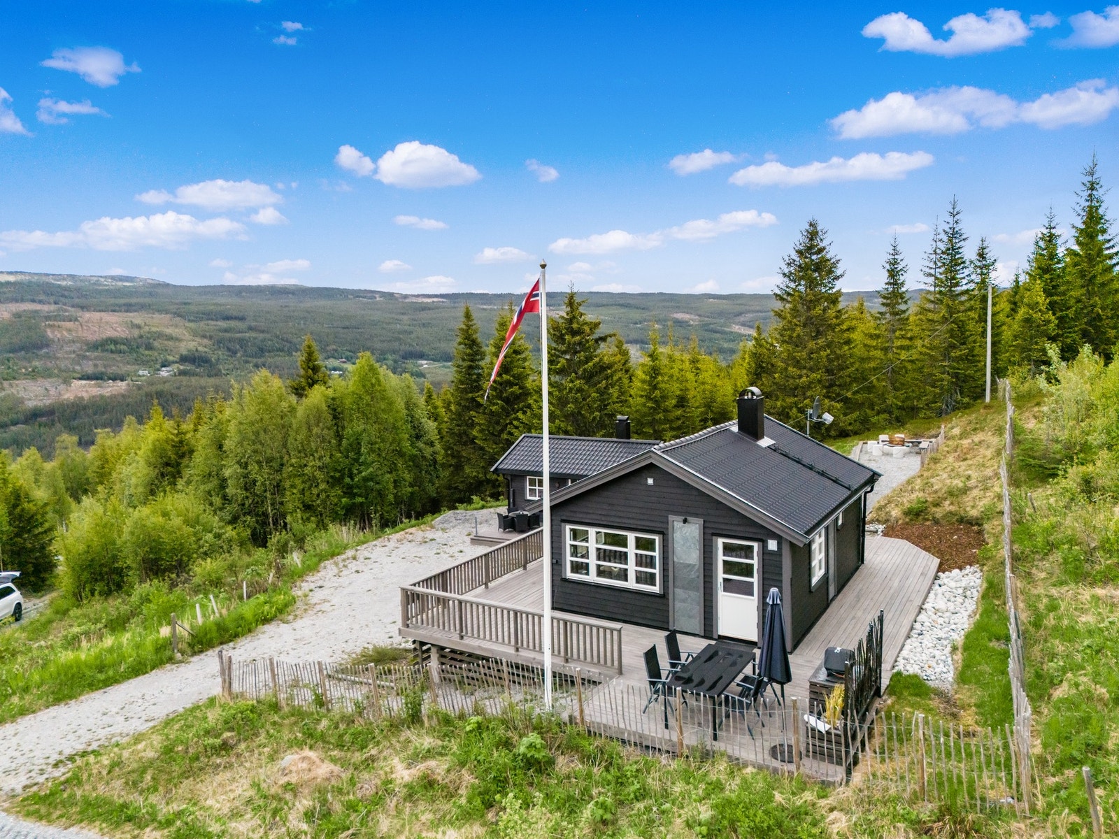 Stor veranda rundt hele hytta. Galleribilde