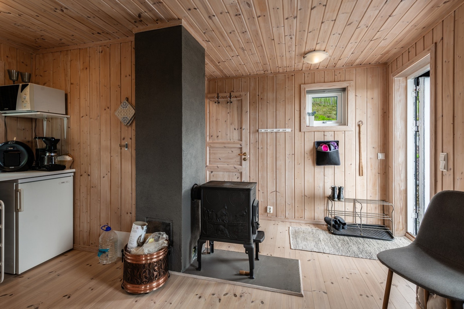 Ved ovn som varmer godt. Galleribilde