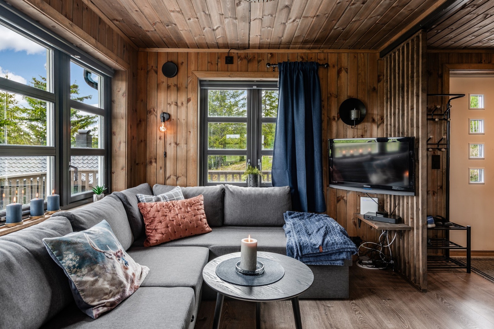 Flere store vinduer som slipper inn rikelig med lys. Galleribilde