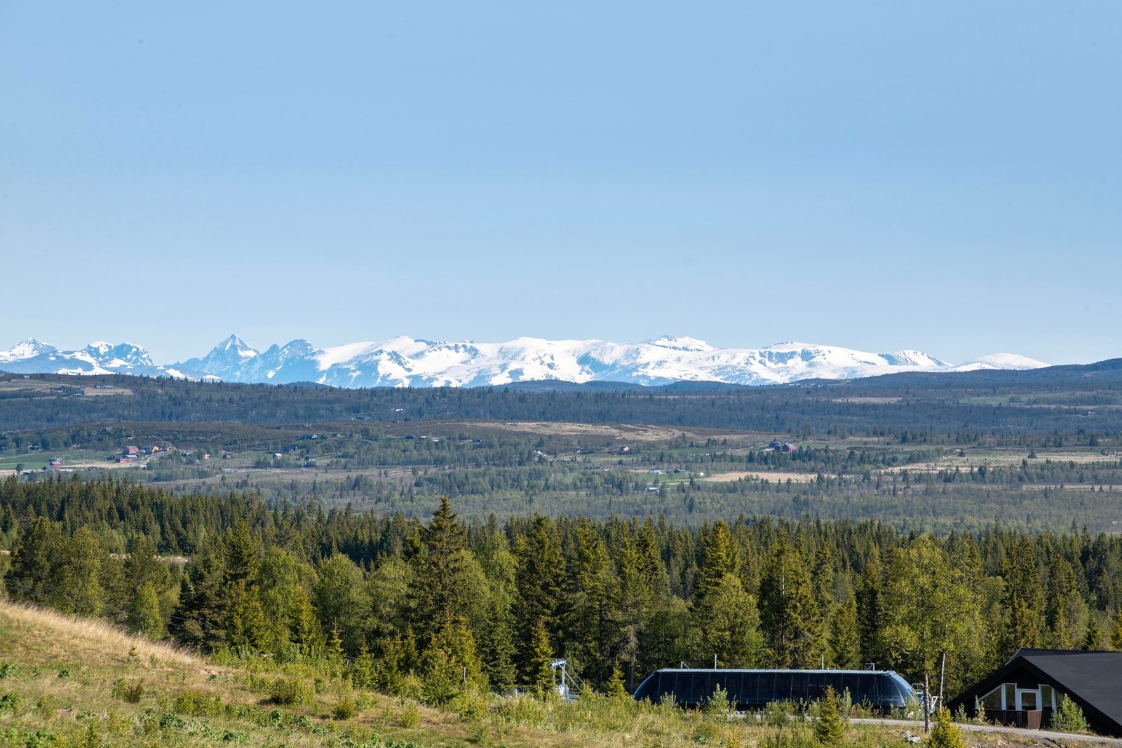 Vantastisk utsikt ut mot fjellområdet. Galleribilde