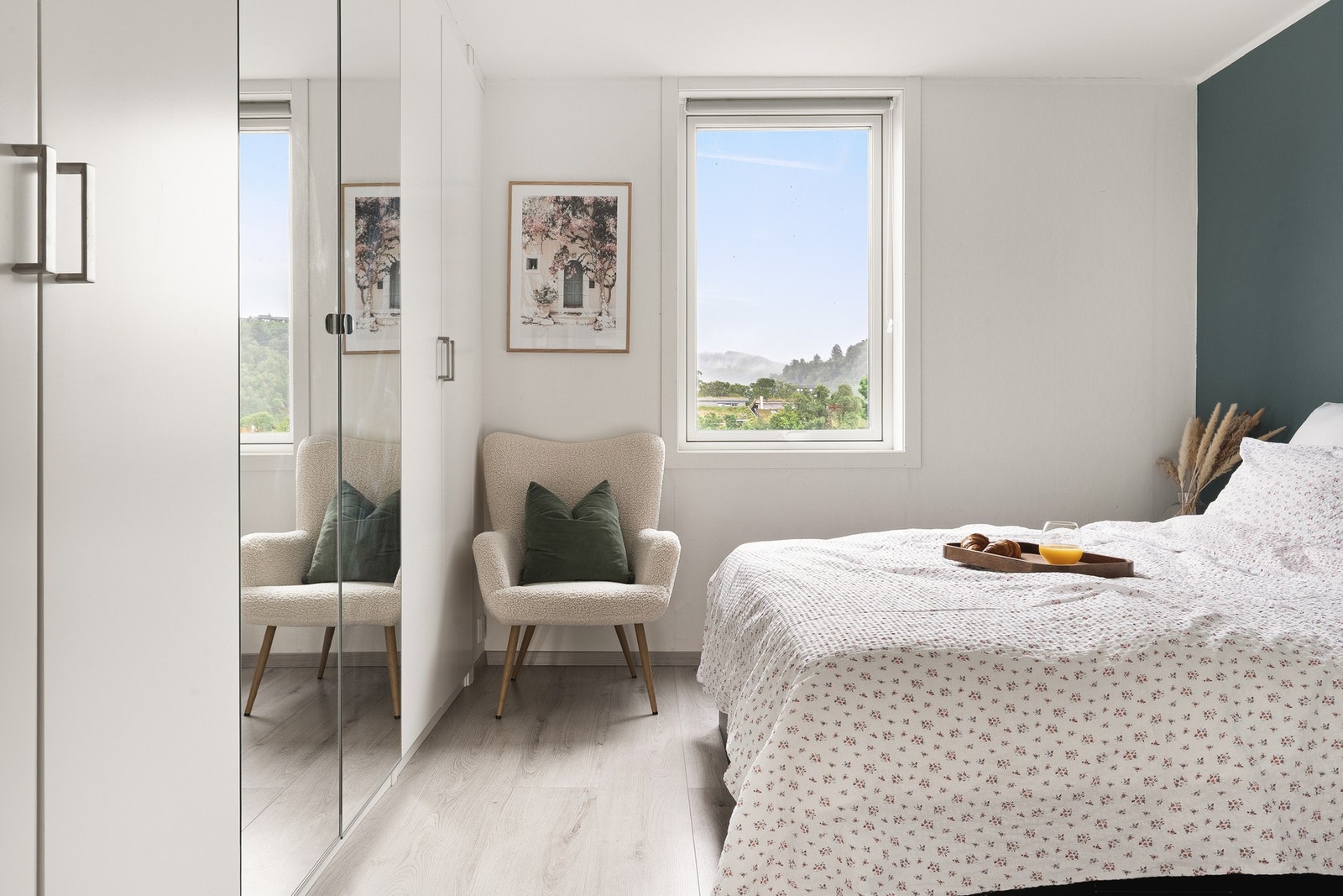 Rikelig med plass til dobbeltseng, garderobeskap og annet ønskelig møblement Galleribilde