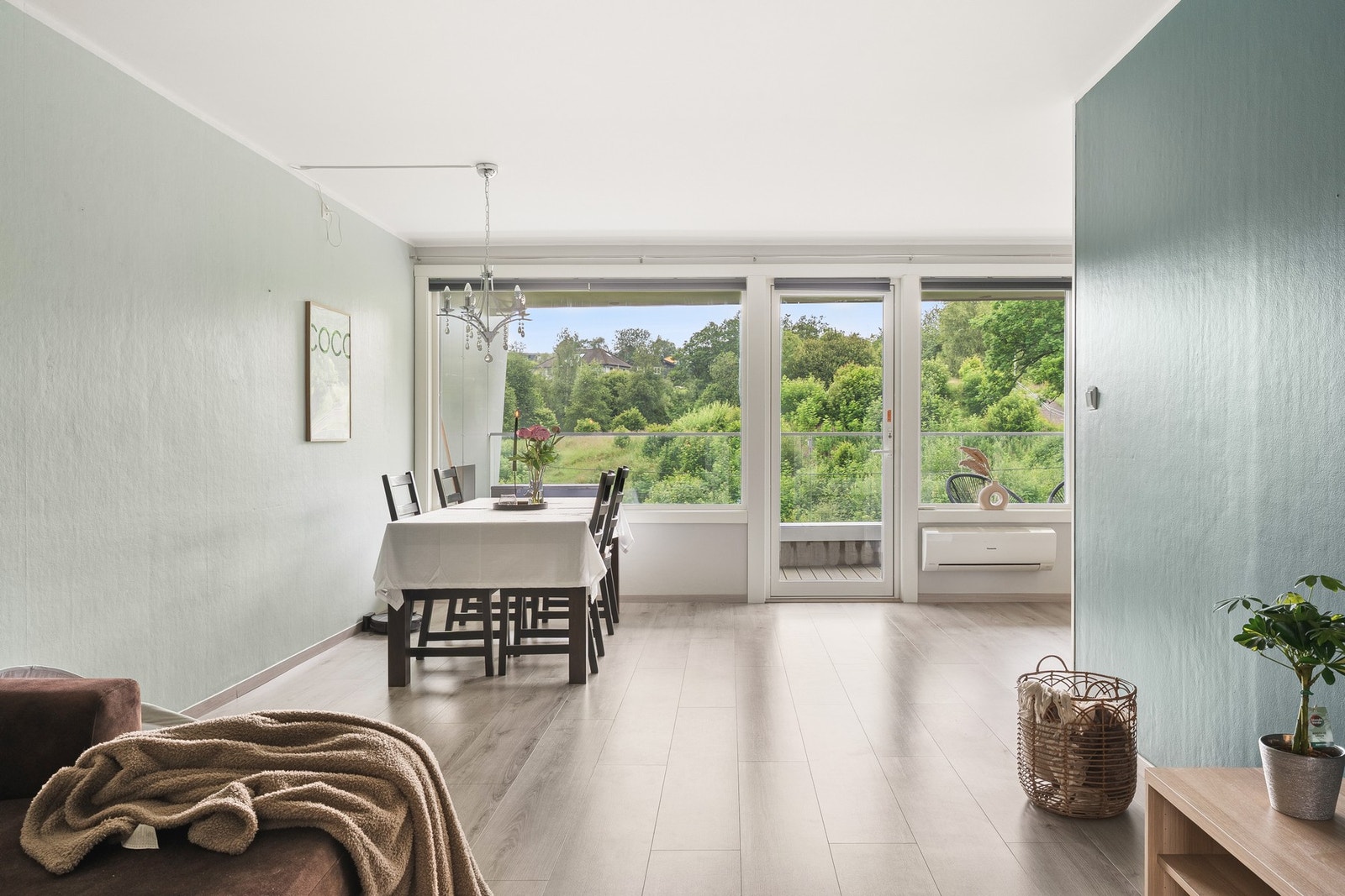 Fasade, balkong, vinduer og balkongdør ble pusset opp i 2021 i regi av borettslaget. Galleribilde