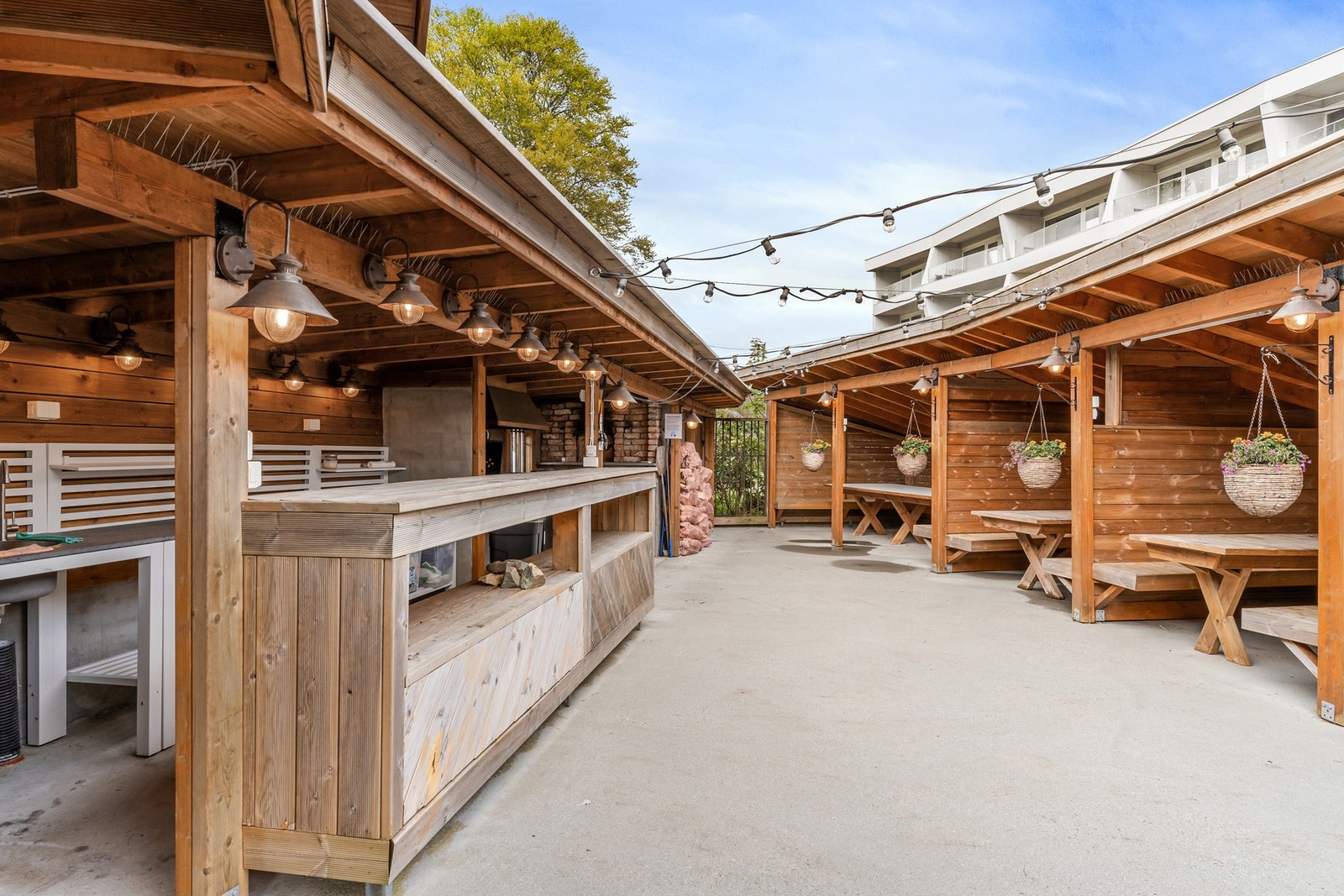 Som for eksempel grillhuset med vedfyrt pizzaovn og grill. Galleribilde