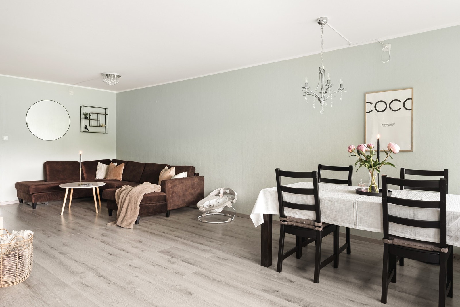 Det er god plass til sofagruppe, spisegruppe og annet møblement i stuen. Galleribilde